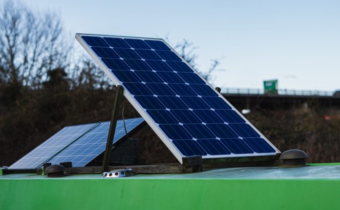 Ako sa stať energeticky sebestačný so solárnymi panelmi a off-grid systémom?