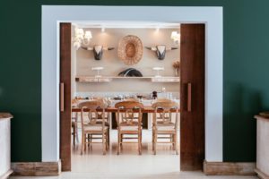 Poznáte efektívne riešenia pre priestorovo úsporné interiérové dvere, ktoré skrývajú mnoho ďalších výhod?