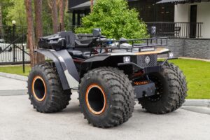 Štvorkolka stojí pripravená na jazdu v teréne, ideálna pre nadšencov dobrodružstva.