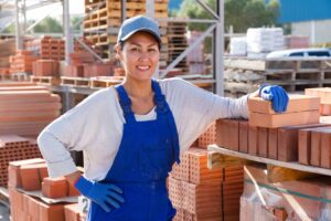 Palety so stavebným materiálom pripravené na výstavbu pri rodinnom dome