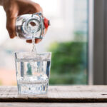 Domáci filter na pitnú vodu pripojený k kuchynskému kohútiku.