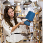 Interiérové svietidlo poskytujúce osvetlenie v domácnosti.